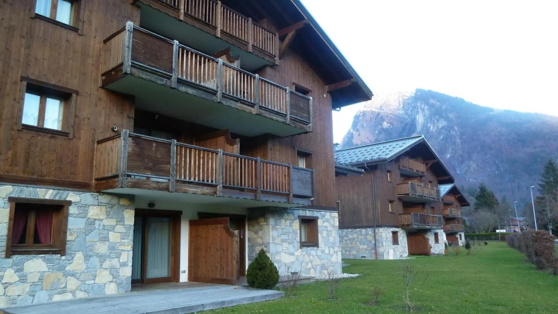 Duplex Spacieux Avec Terrasse, Piscine Couverte Et Cheminee A Samoens - Fr-1-624-9 0*,